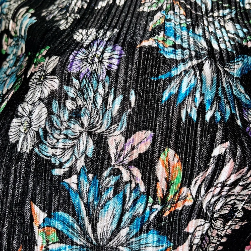 ๐ Avenue Pleated Floral Blouse - Picture 4 of 6